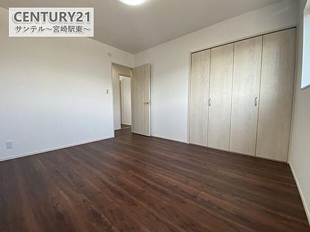 余裕のある洋室です!主寝室にいかがでしょうか♪日当たり、風通し良好です(^^♪大容量のクローゼット収納も完備しております!