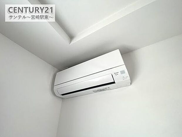 リビングにエアコンがついております。リビングはエアコンの容量が大きいので入居後のエアコンの購入設置が不要です。