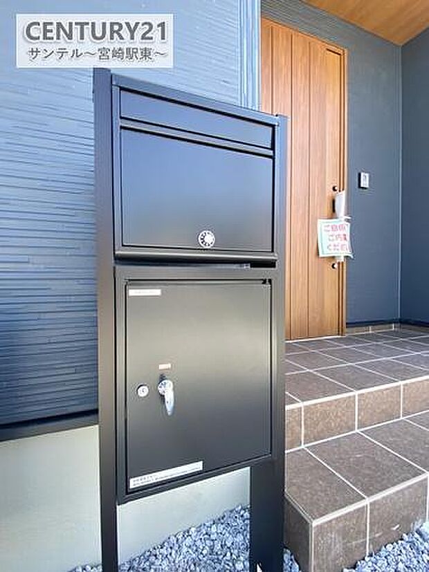 宅配ボックス付きの郵便ポストです。