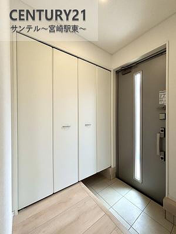 明るい玄関(^^♪容量にも余裕のあるシューズクローゼット完備しております！