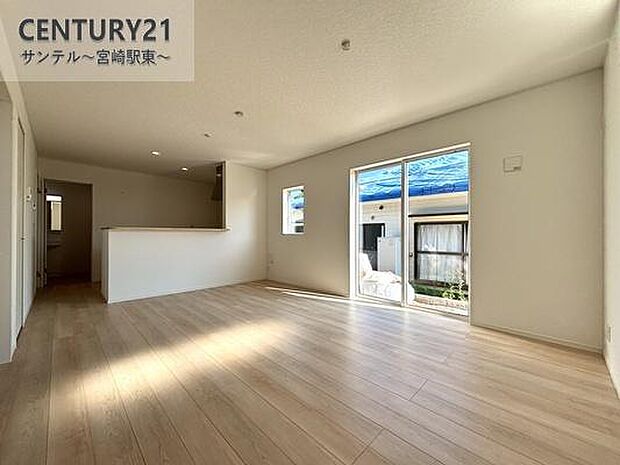 明るく、落ち着きのあるリビング♪ダイニングスペースも含めて約16帖のゆとりのあるスペースで、ご家族でお食事や団らんしたり、ゆったりとしたご家族の時間を過ごせます♪