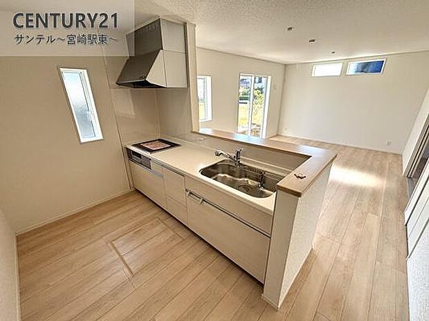 カウンターキッチンからリビングを見渡せ、料理をしながら家族との会話も楽しめます。火を使わないIHコンロで安全性が高く、小さなお子さまがいるご家庭にも安心。お掃除もラクラクです。