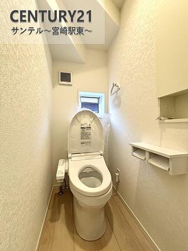 換気できる小窓付きのトイレです！温水洗浄暖房便座でございます(^^♪