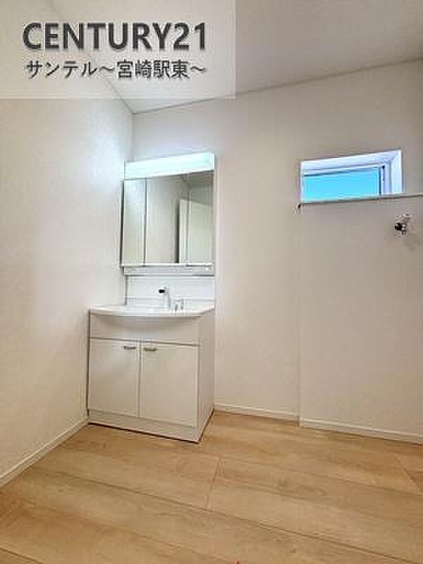 広々洗面脱衣所♪洗面化粧台は収納付きの大きな鏡が付いています♪朝のお忙しい時間帯でも三面鏡の洗面台ならお出かけ前のご準備も手助けしてくれること間違いなし♪