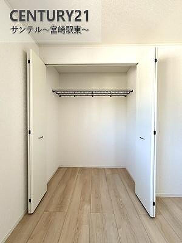 容量に余裕のあるクローゼットです！ご夫婦のお洋服などを入れても十分な収納量♪