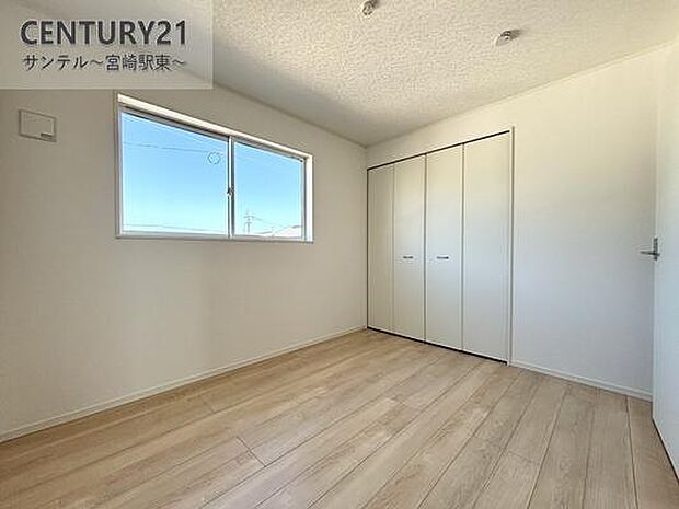 洋室には便利な大容量のウォークインクローゼットを設置。普段使いの衣類から季節物まで、しっかり収納できます。