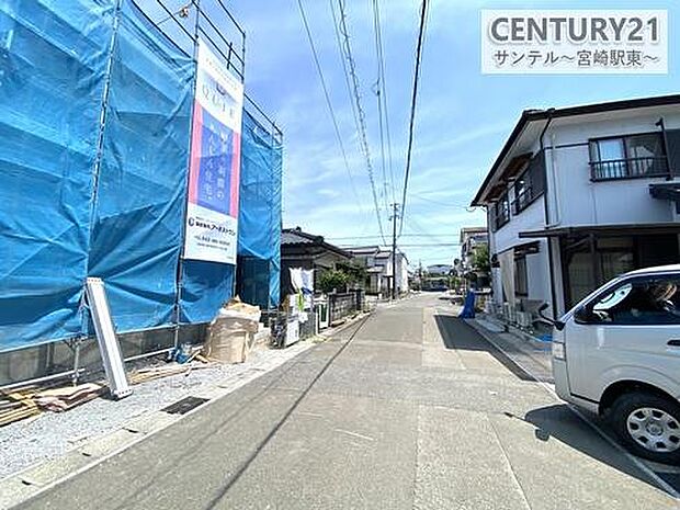 東側の前面道路の写真です♪