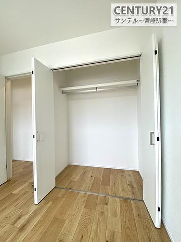 洋室のクローゼットです!ご家族様、皆様の洋服などを整理しやすい仕様の収納です。