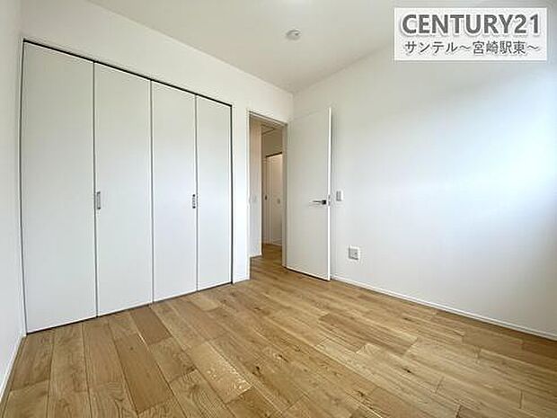 照明付きの洋室です。