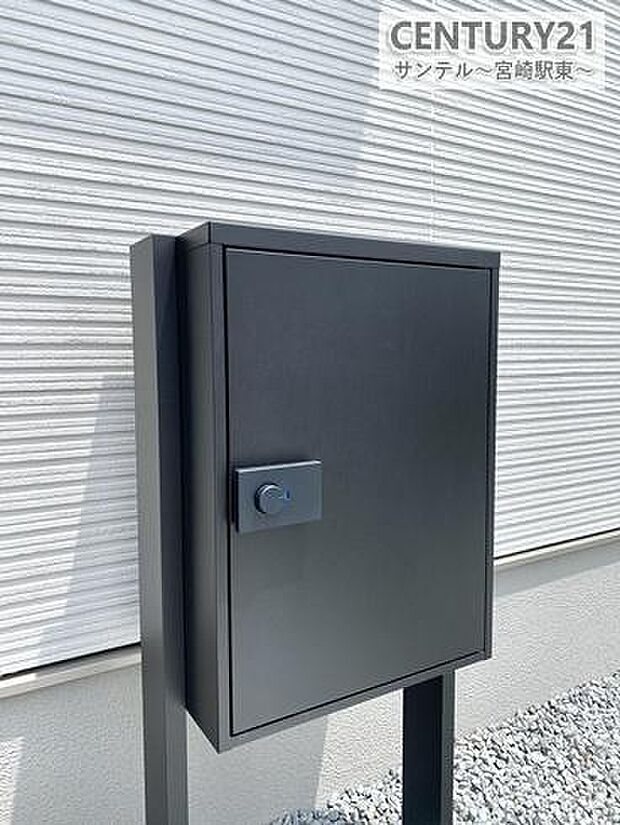 配達物の再配達が不要な宅配ボックスがございます。