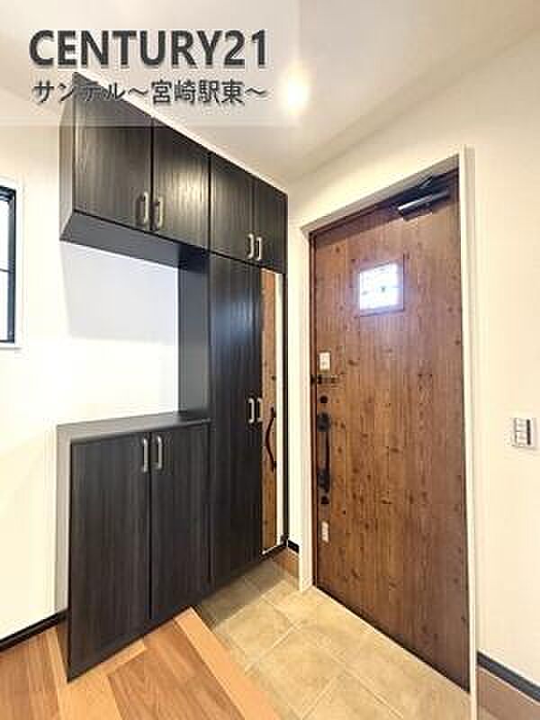 明るい玄関(^^♪容量にも余裕のあるシューズクローゼット完備しております!