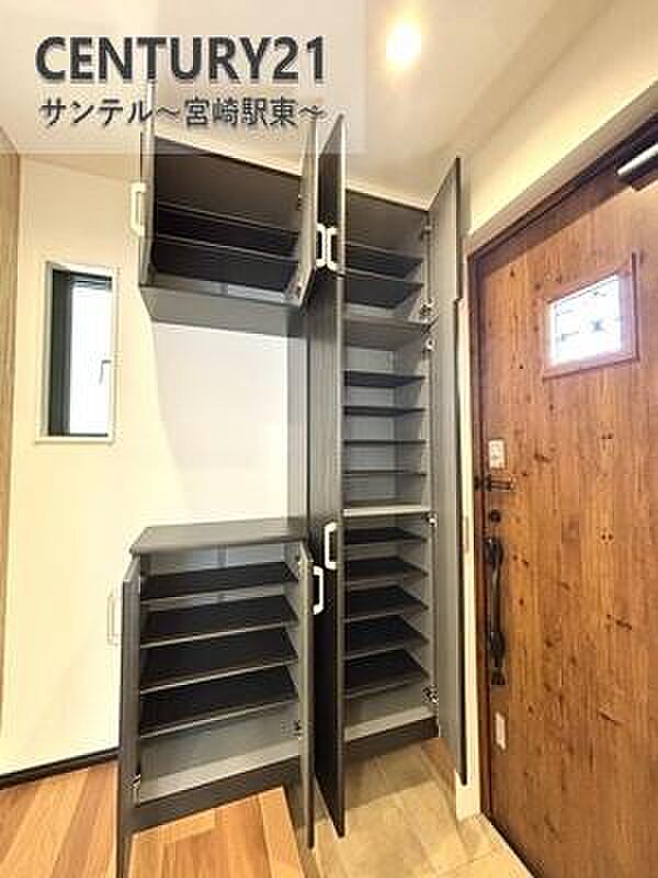 玄関には大容量のシューズクローゼットを設置。家族の靴もすっきり収納できて、いつでもキレイな玄関に!