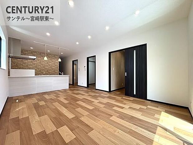 明るく、落ち着きのあるリビング♪ダイニングスペースも含めてゆとりのあるスペースで、ご家族でお食事や団らんしたり、ゆったりとしたご家族の時間を過ごせます♪