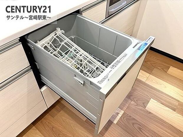 食洗器を完備しており、手間なく食器をきれいに。忙しい日々に便利で、家事の負担を軽減し、時間を有効に使えます。