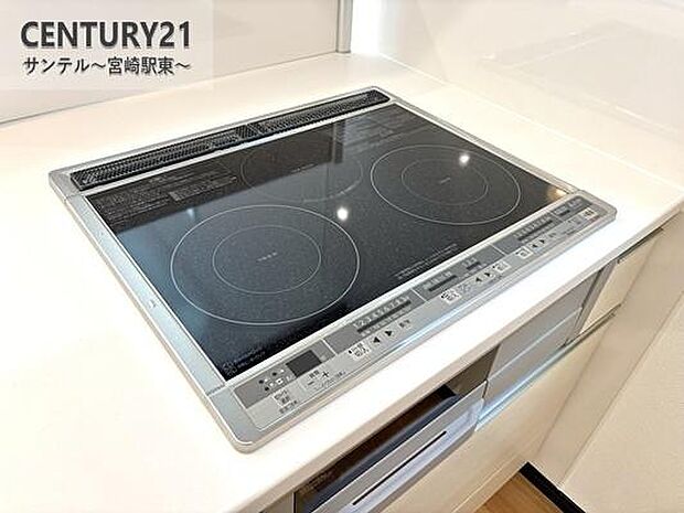 IHクッキングヒーター3口コンロ、グリル付です。