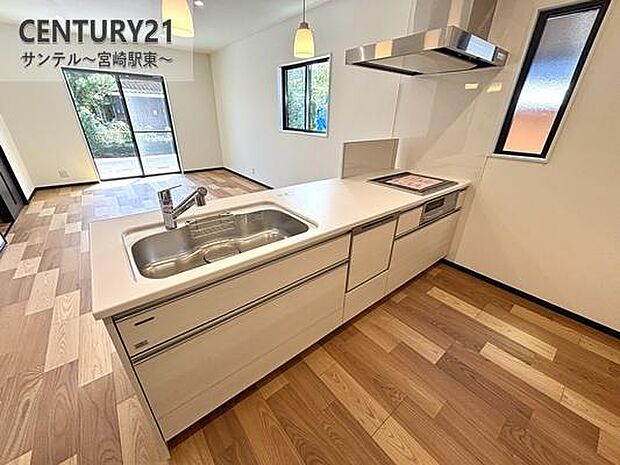 カウンターキッチンからリビングにいるご家族やお子様の様子が見えるので、コミュニケーションがとりながら、ご家族の大切な時間を共有できるキッチンです♪食洗器付きのキッチンで家事の時間も時短できます!