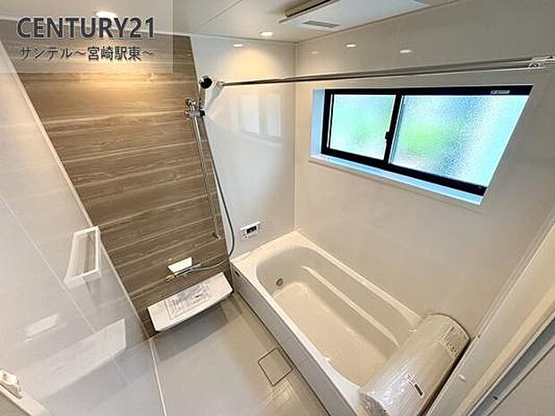 1坪のゆったりバスルームに浴室乾燥機付き。毎日の疲れを癒しつつ、洗濯物もカラッと乾いて快適!