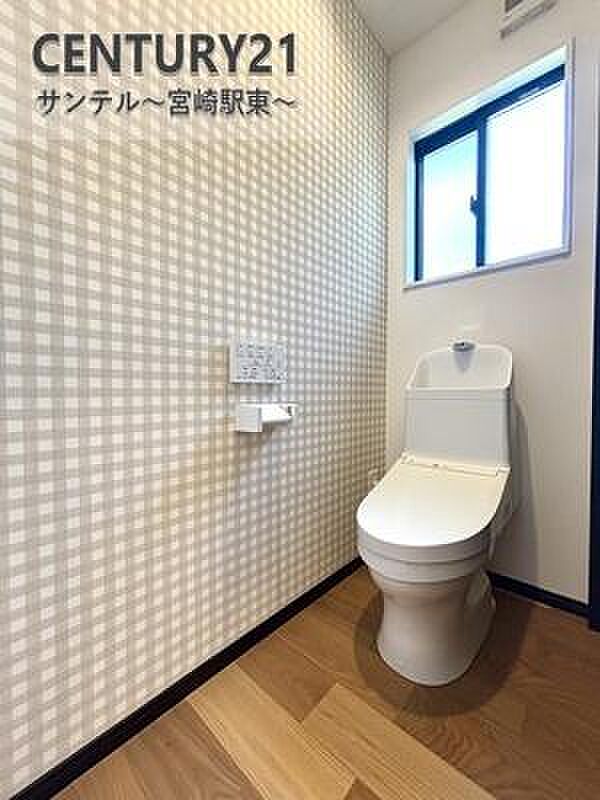 換気できる小窓がございます。温水洗浄機能付きのトイレは便座カバーを取り付けなくても温かく、汚れた時もサッと拭けて衛生的に使用していただけます。