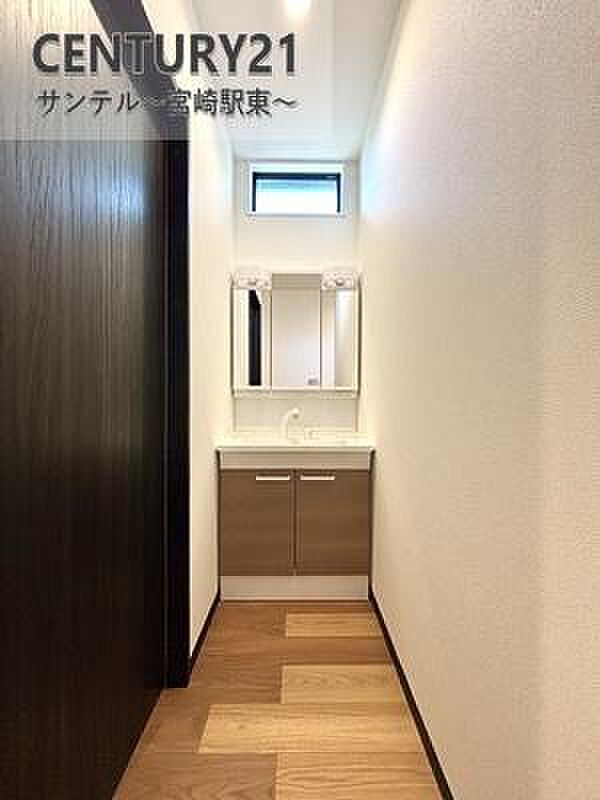 三面鏡付き洗面所で身だしなみもバッチリ。鏡の裏は収納スペースでスッキリ整理。