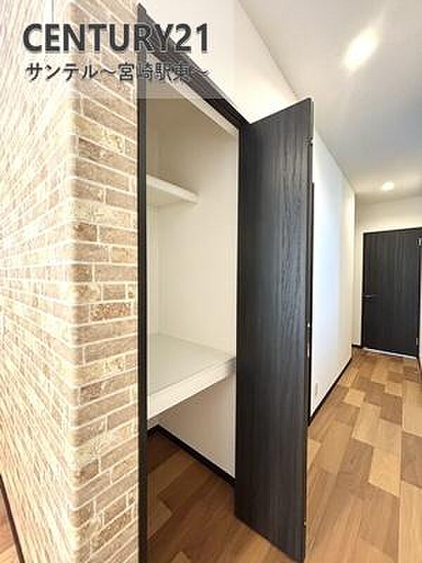 キッチンと廊下の間にはパントリーとしても使える収納完備しております!このような大容量な収納があると嬉しいですよね(^^♪