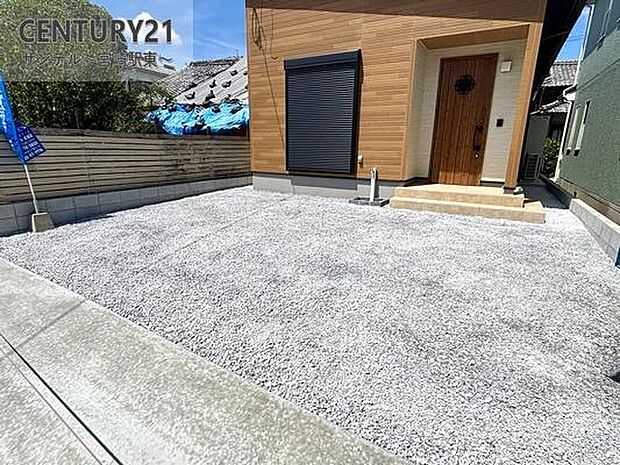 駐車場は3台駐車可能!※車種による。スペースも広く駐車が苦手な方でも楽に駐車可能です(^^♪