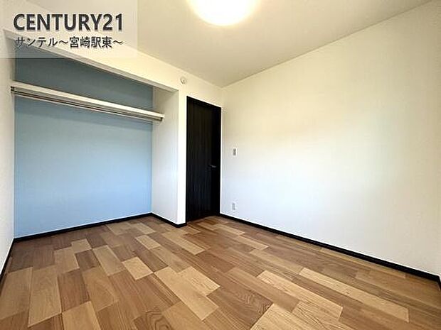 主寝室にいかがでしょうか♪日当たり、風通し良好です(^^♪大容量のクローゼットも完備しております!バルコニーに面しており、布団などを楽に干すことができ、日当たり良好!