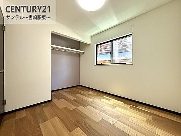 子供部屋にいかがでしょうか♪日当たり、風通し良好です(^^♪クローゼットも完備しております!