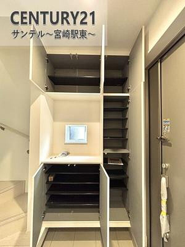 大容量のシューズボックス付きで、玄関まわりがいつもきれいに。ご家族の靴もしっかり収納できます。