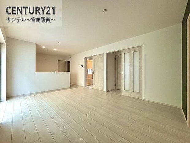 明るく、落ち着きのあるリビング♪ゆとりのあるスペースで、ご家族でお食事や団らんしたり、ゆったりとしたご家族の時間を過ごせます♪