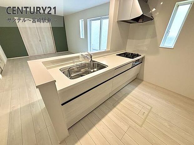 カウンターキッチンからリビングにいるご家族やお子様の様子が見えるので、コミュニケーションがとりながら、ご家族の大切な時間を共有できるキッチンです♪三口ガスコンロです。