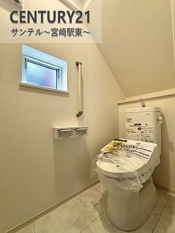 1階のトイレ♪換気できる小窓付きのトイレです！温水洗浄暖房便座でございます(^^♪
