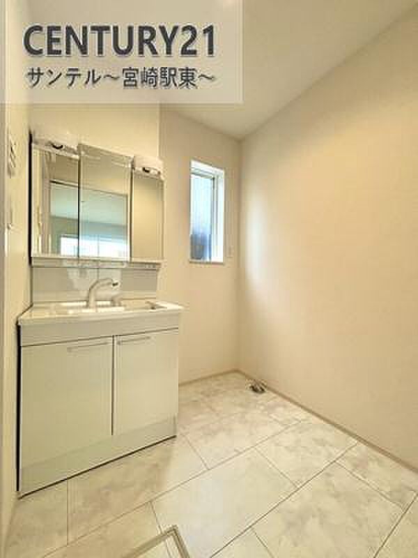 広々洗面脱衣所♪洗面化粧台は収納付きの大きな鏡が付いています♪朝のお忙しい時間帯でもお出かけ前のご準備も手助けしてくれること間違いなし♪