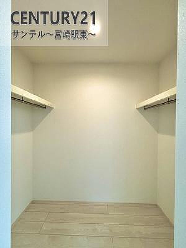 大容量のウォークインクローゼットです！ご夫婦のお洋服などを入れても十分な収納量♪