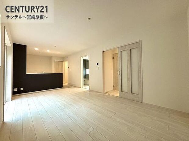 明るく、落ち着きのあるリビング♪ゆとりのあるスペースで、ご家族でお食事や団らんしたり、ゆったりとしたご家族の時間を過ごせます♪