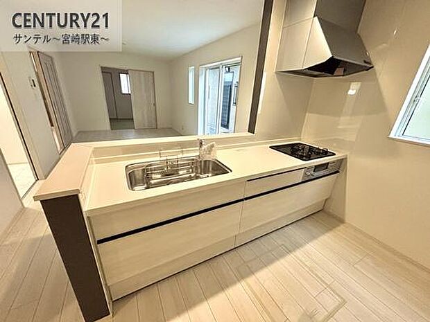 カウンターキッチンからリビングにいるご家族やお子様の様子が見えるので、コミュニケーションがとりながら、ご家族の大切な時間を共有できるキッチンです♪三口ガスコンロです。