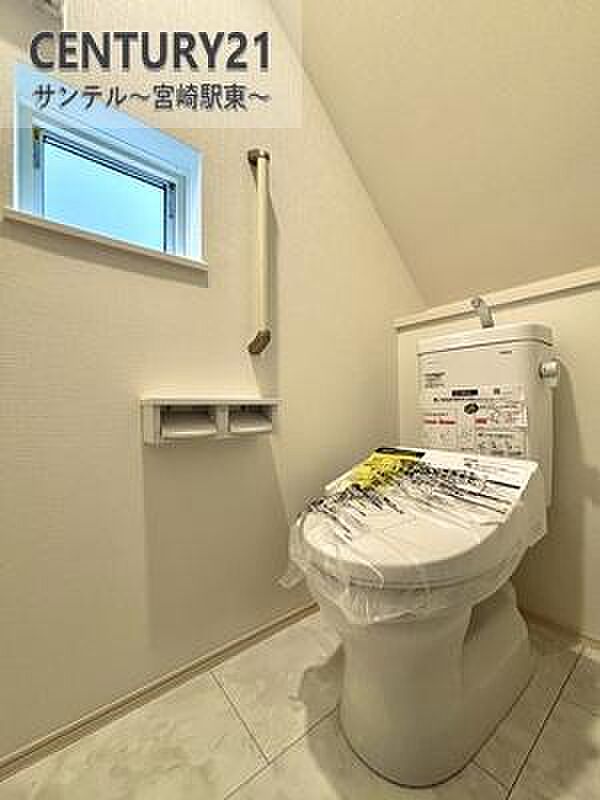 1階のトイレ♪換気できる小窓付きのトイレです!温水洗浄暖房便座でございます(^^♪