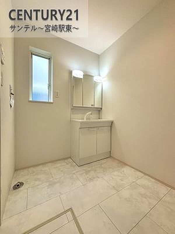 広々洗面脱衣所♪洗面化粧台は収納付きの大きな鏡が付いています♪朝のお忙しい時間帯でもお出かけ前のご準備も手助けしてくれること間違いなし♪