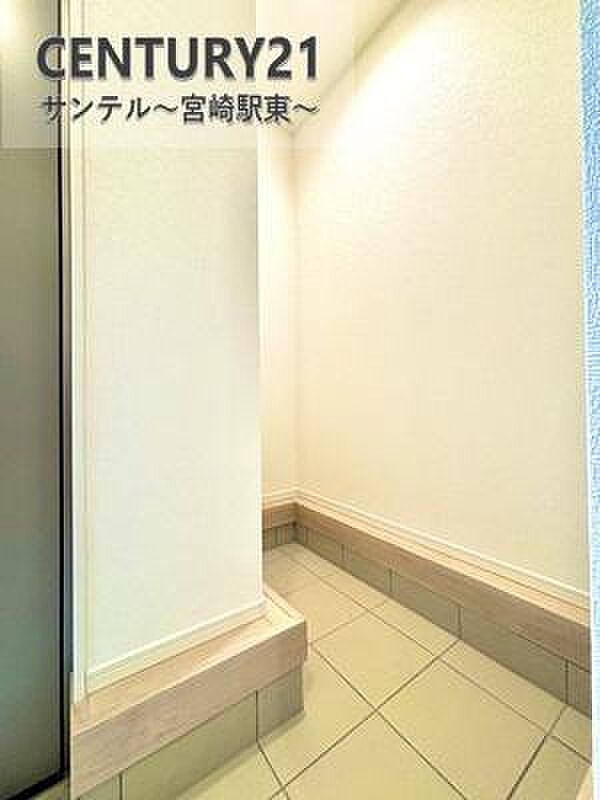 玄関にはシューズクロークがあり、靴や日用品をすっきり収納。整理整頓がしやすく、玄関周りも常にキレイを保てます。