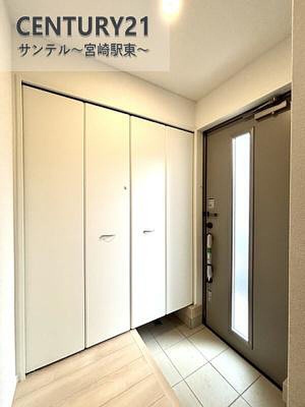 明るい玄関(^^♪容量にも余裕のあるシューズクローゼット完備しております！