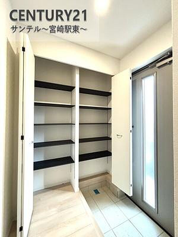 大容量のシューズボックス付きで、玄関まわりがいつもきれいに。ご家族の靴もしっかり収納できます。