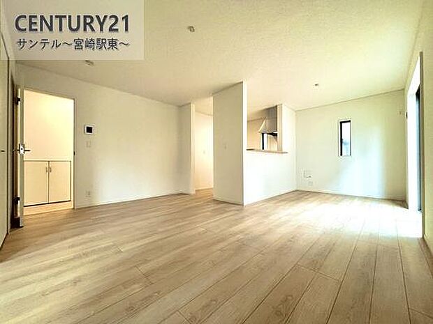 明るく、落ち着きのあるリビング♪ダイニングスペースも含めてゆとりのあるスペースで、ご家族でお食事や団らんしたり、ゆったりとしたご家族の時間を過ごせます♪