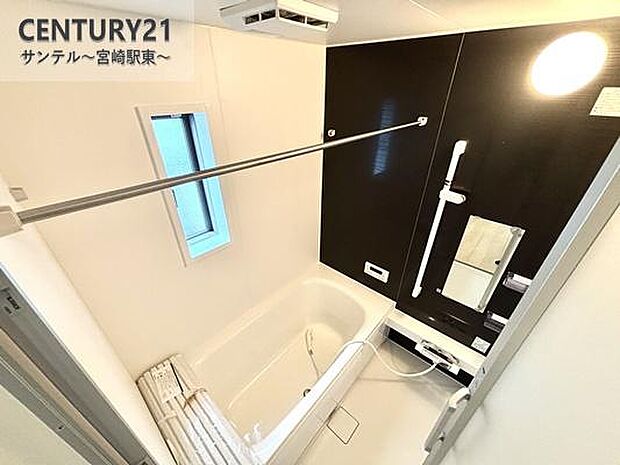 1日の疲れもゆっくり取ることのできる広々としたユニットバス♪浴室乾燥、涼風、暖房、換気システムが付いておりますので、快適なバスタイムを過ごせます♪