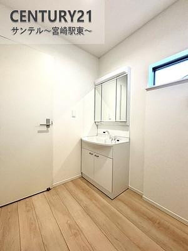 広々洗面脱衣所♪洗面化粧台は収納付きの大きな鏡が付いています♪朝のお忙しい時間帯でも三面鏡の洗面台ならお出かけ前のご準備も手助けしてくれること間違いなし♪