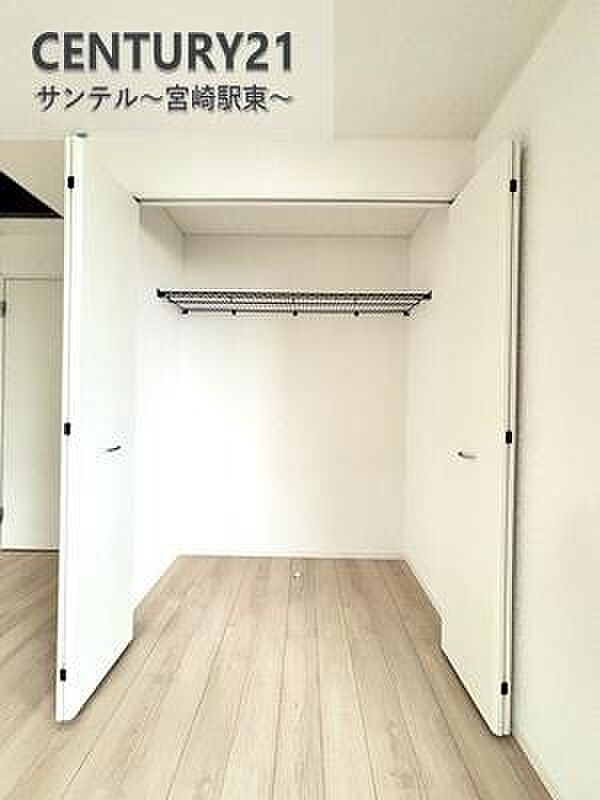 容量に余裕のあるクローゼットです！ご夫婦のお洋服などを入れても十分な収納量♪