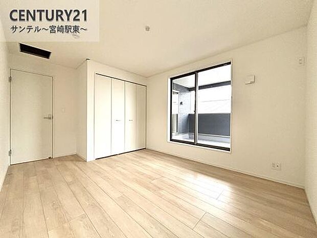 主寝室にいかがでしょうか♪日当たり、風通し良好です(^^♪大容量のクローゼットも完備しております！