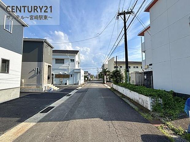 西側前面道路です♪