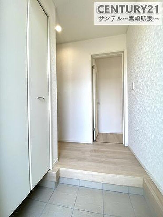 明るい玄関(^^♪容量にも余裕のあるシューズクローゼット完備しております!