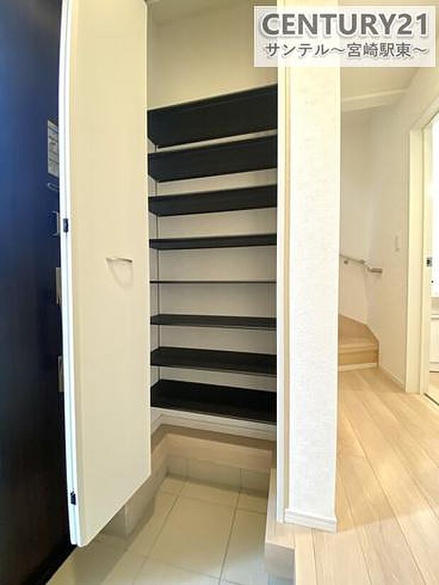 スタイリッシュな玄関(^^♪容量にも余裕のあるシューズクローゼット完備しております!