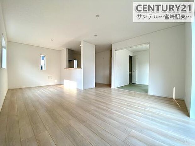 リビング約18.2帖※モデル写真でございます。色や配置の相違がある場合がございます。開放感のあるリビング♪お部屋全体が明るく、清潔感のある家族団らんのスペースです(^^♪