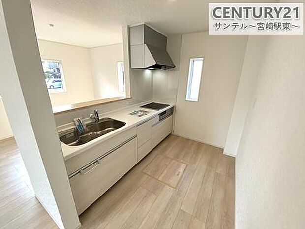 カウンターキッチンからリビングにいるご家族やお子様の様子が見えるので、コミュニケーションがとりながら、ご家族の大切な時間を共有できるキッチンです♪